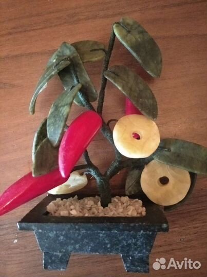 Искусственные цветы на подставке для кухни