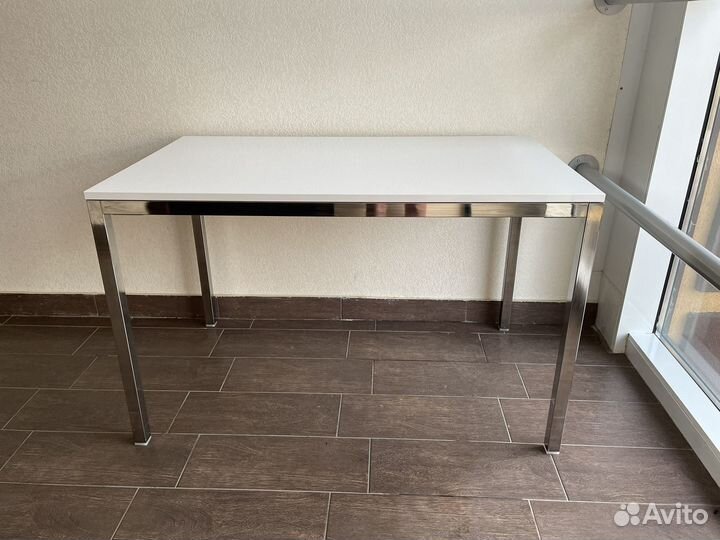 Стеклянный столик IKEA