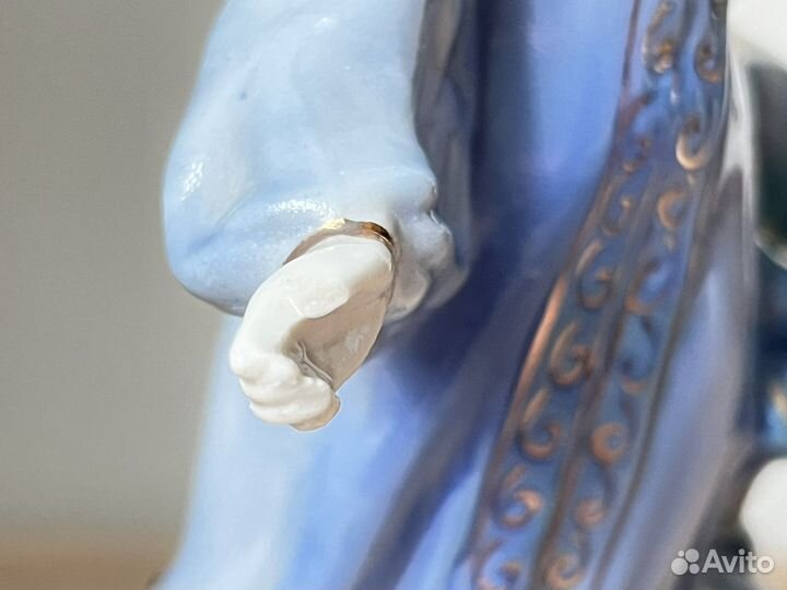 Фарфоровая статуэтка 