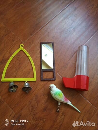 Игрушки и поильник для попугая