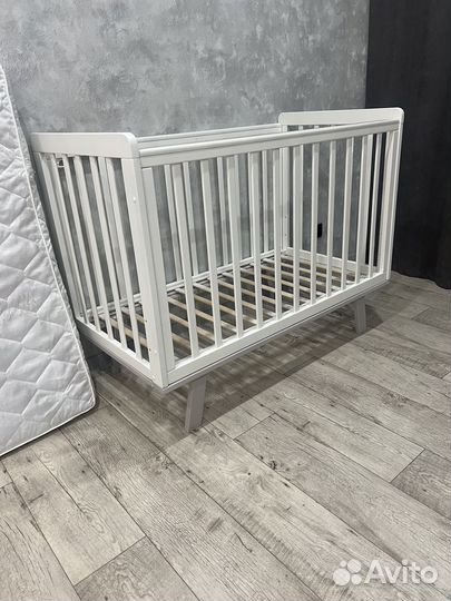 Детская кроватка с продольным маятником