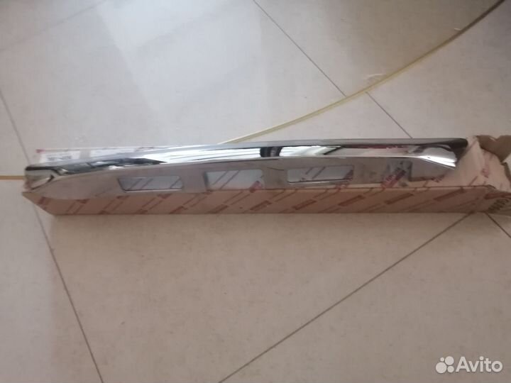 Хромированная накладка подсветки номера на Lexus