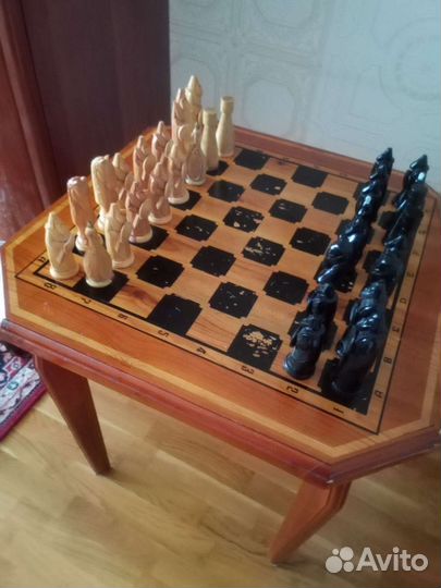 Шахматный стол с шахматными фигурами