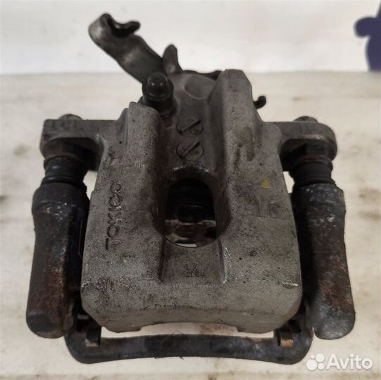 Суппорт тормозной задний левый Toyota Prius ZVW50