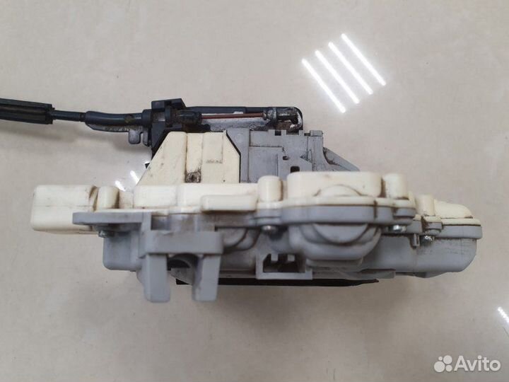 Замок задней правой двери Volkswagen Passat B6