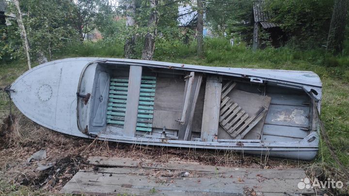 Моторная алюминиевая лодка с веслами