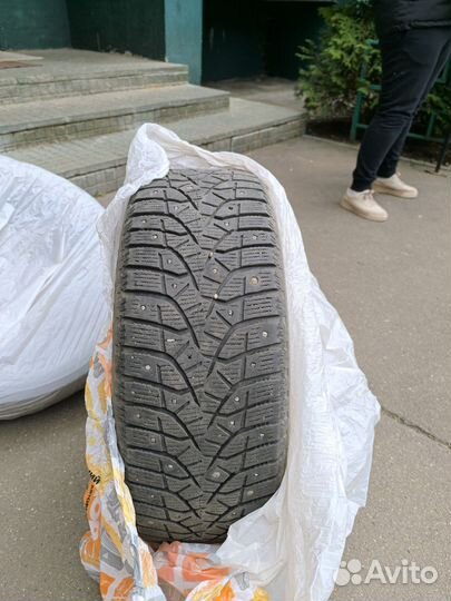 Bridgestone Blizzak Spike-02 215/55 R17 98T