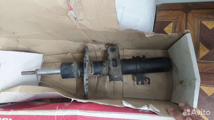 Стойки амортизатора на volkswagen multivan T5