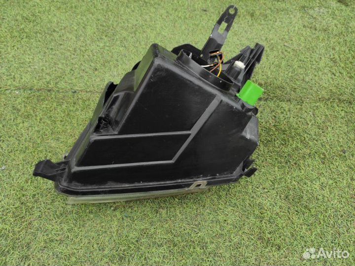 Фара передняя правая Ford Fusion хетчбек 2002-2005