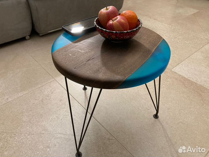 Столик кофейный из дуба и смолы 40см