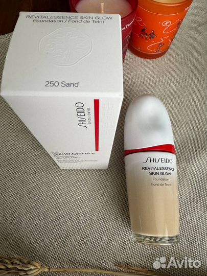 Тональный крем Shiseido Revitalessence Skin Glow