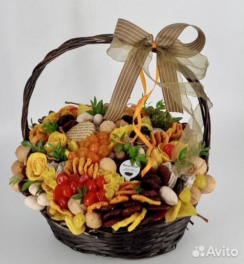 Подарочная корзина с орехами и сухофруктами