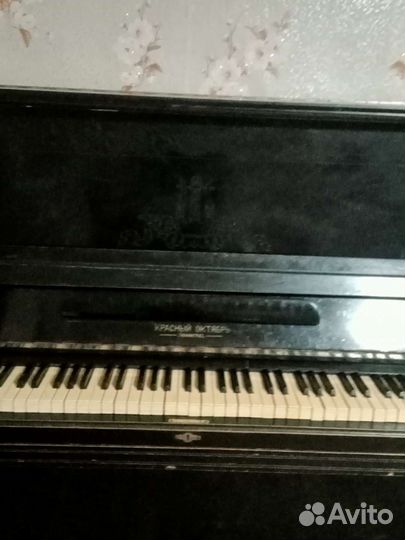 Пианино красный октябрь