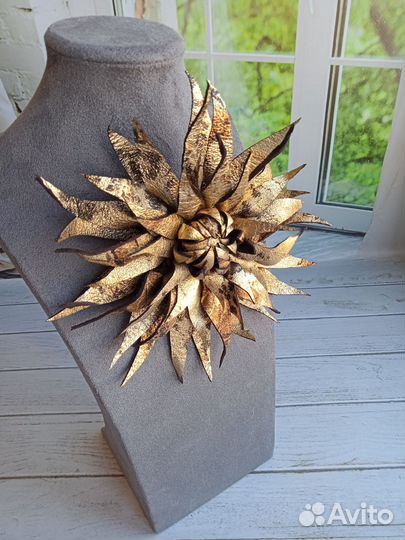 Брошь из натуральной кожи 