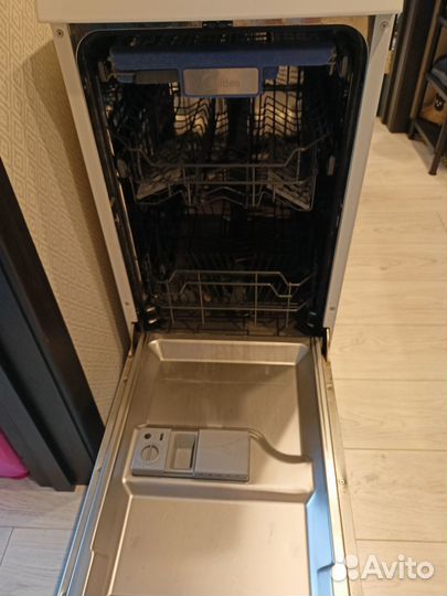 Посудомоечная машина Midea MFD 45S320 W неработает