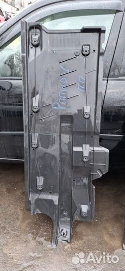 Защита днища кузова правая Skoda Rapid NH 1.6 2016