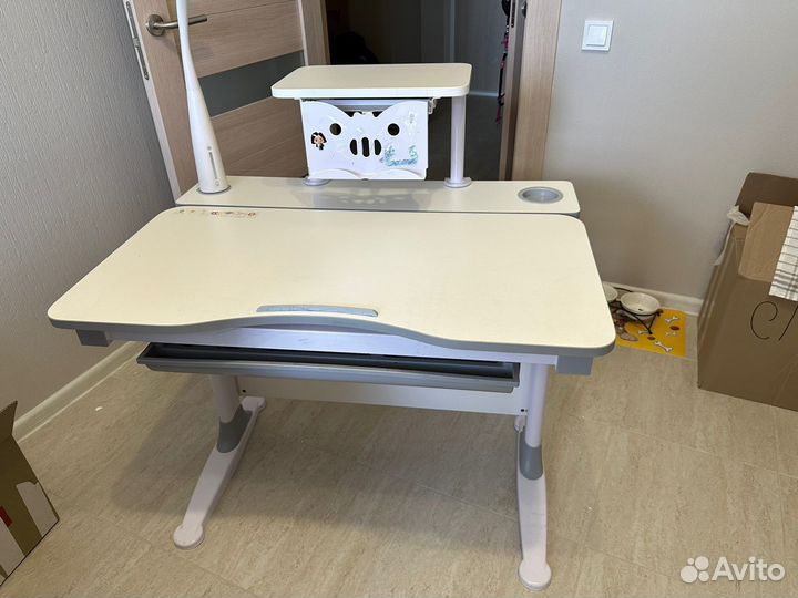 Школьная парта и стул