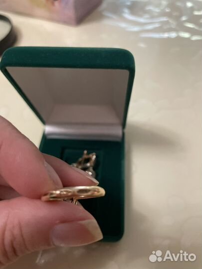 Кольцо с бриллиантом