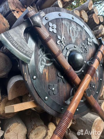 Щит с топорами