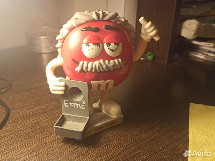 Игрушка m&m которая даёт драже