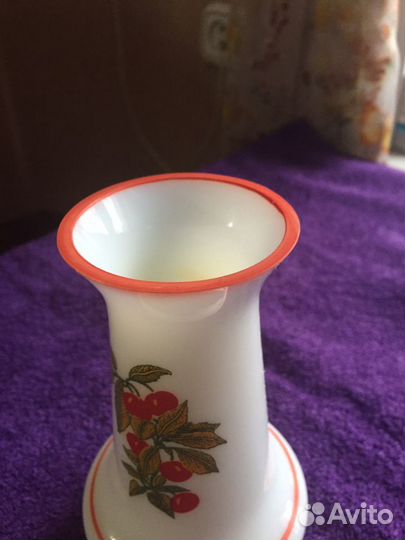Вазочка Вишенки-молочное стекло. Винтаж. 60е годы