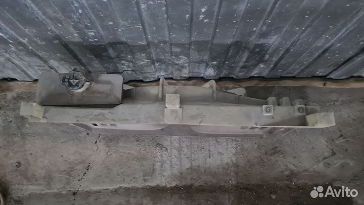 Диффузор радиатора охлаждения Тойота Авенсис 2