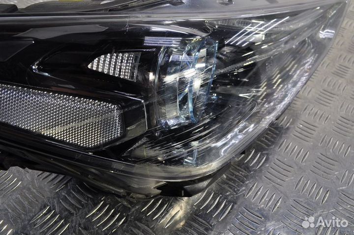 Б/У Фара правая Genesis G70 2017-2021 92102G9100