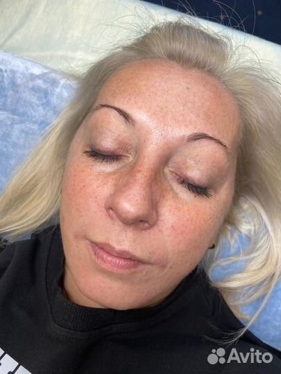 Модель на брови