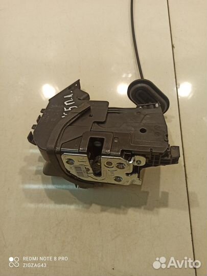 Замок двери (передний, левый) (Kia K5 III)