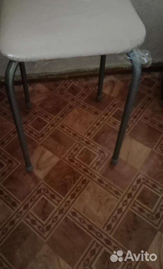 Стул со спинкой и табуретки
