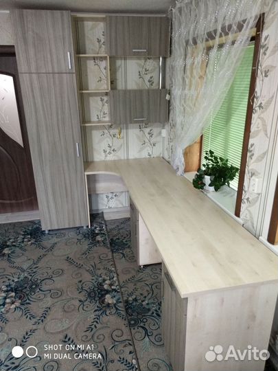 Стол и шкаф