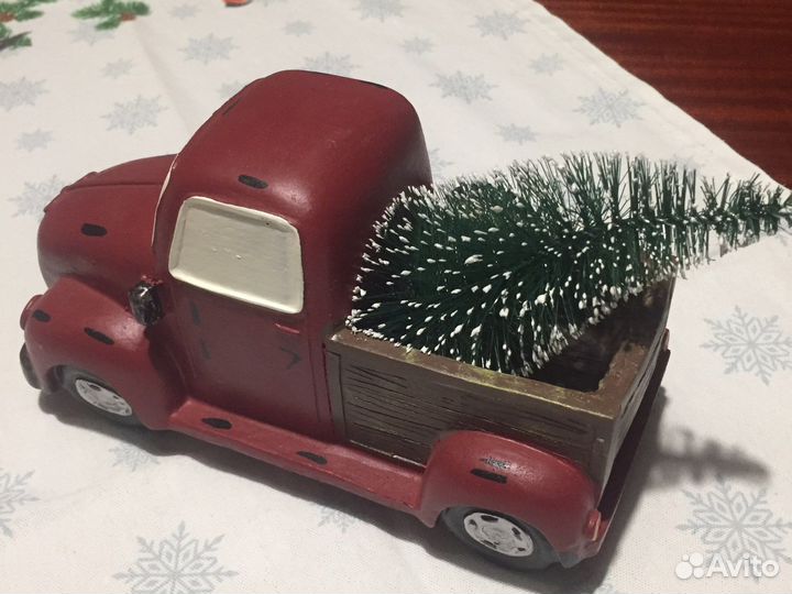 Новогодняя ретро машина с ёлкой