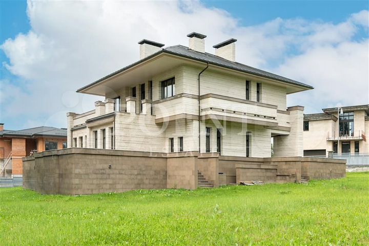 Дом 1028 м² на участке 34 сот.