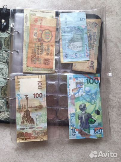 Альбом с коллекционными монетами и купюрами