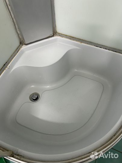 Душевой поддон с экраном