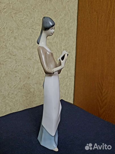 Фигурка девушки из Германии