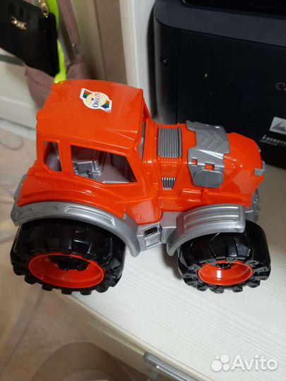 Трактор игрушка