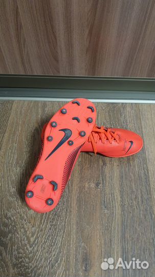 Футбольные бутсы Nike 38 размера