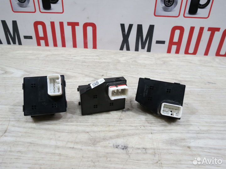 Кнопка стеклоподъемника Hyundai Solaris 2