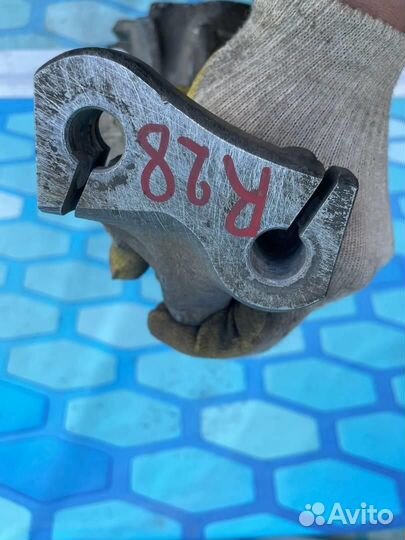 Кулак поворотный передний правый 8K0407254AB