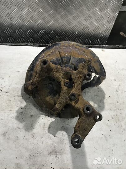 Кулак задний левый Skoda Octavia A5