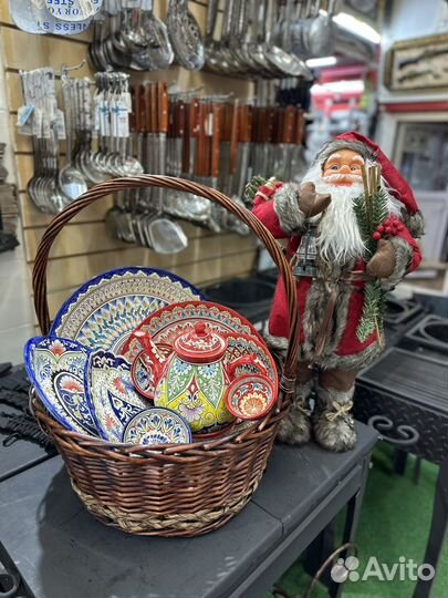 Подарочная корзина с посудой к празднику