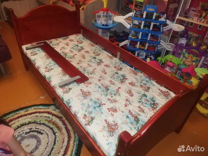 Детская кровать (деревянная)