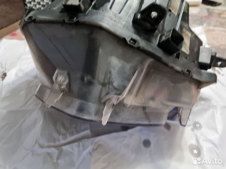 Правая фара на автомобиль