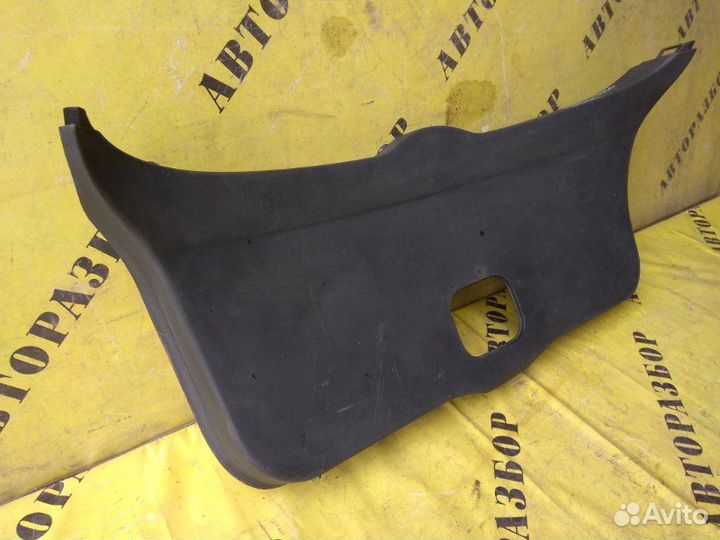 Обшивка крышки багажника Toyota Auris 150