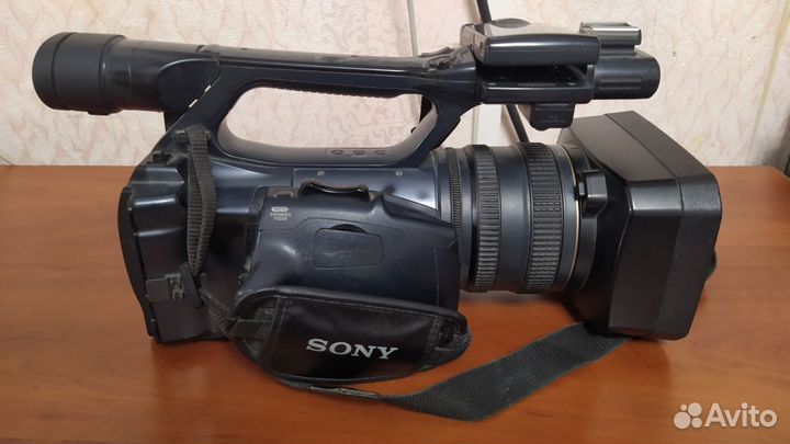 Профессиональная видеокамера Sony DCR-VX2200