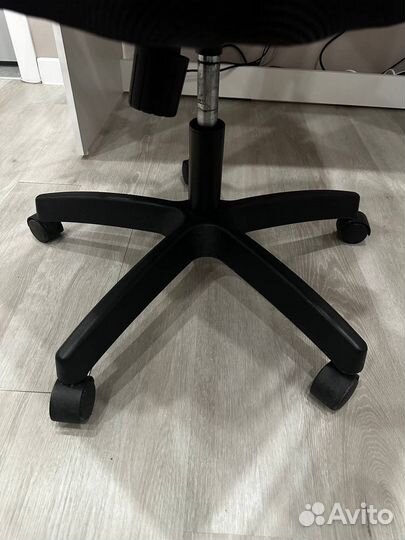 Компьютерное кресло офисное черное