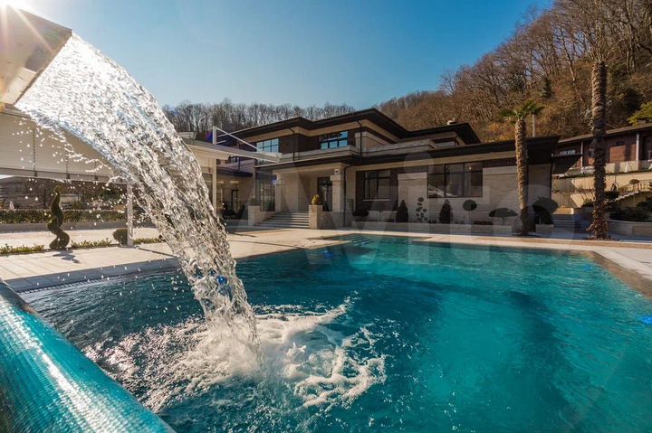 Коттедж 1300 м² на участке 30 сот.