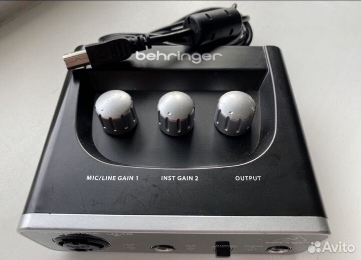 Аудиокарта behringer um2