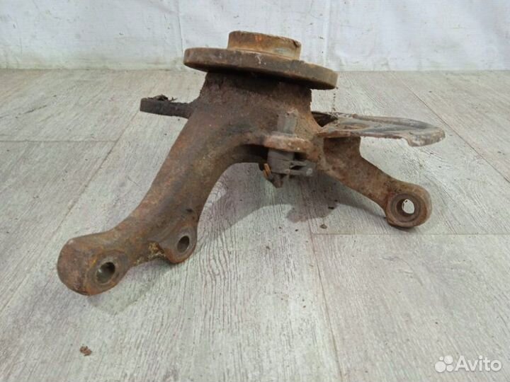 Кулак поворотный передний правый Volkswagen Passat